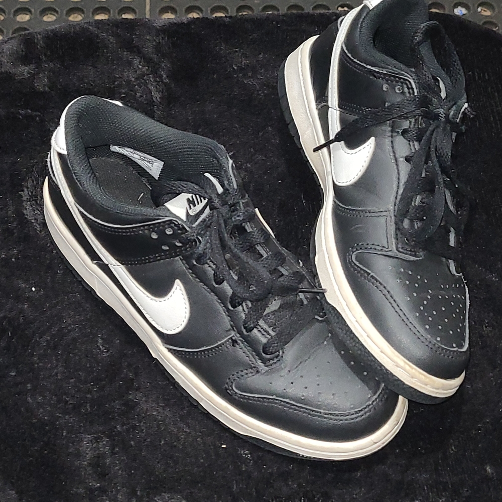 Nike Kids Black and White Sneakers Size 6y
